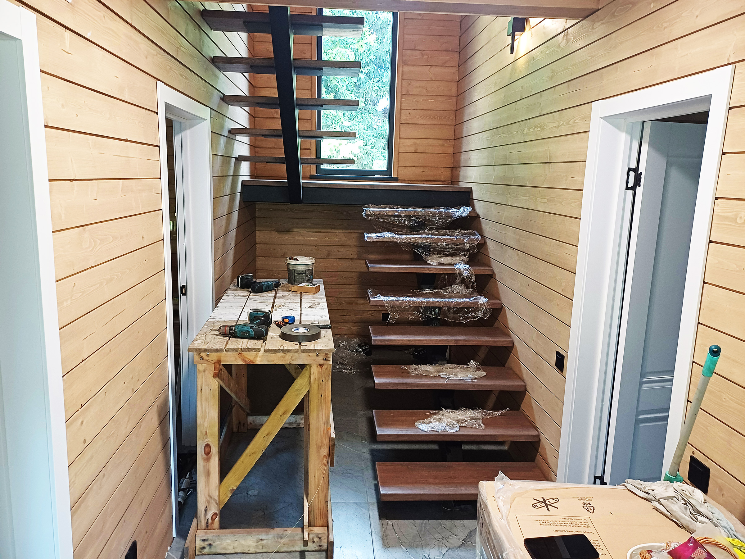 Комплекс ограждений и лестницы в загородном доме